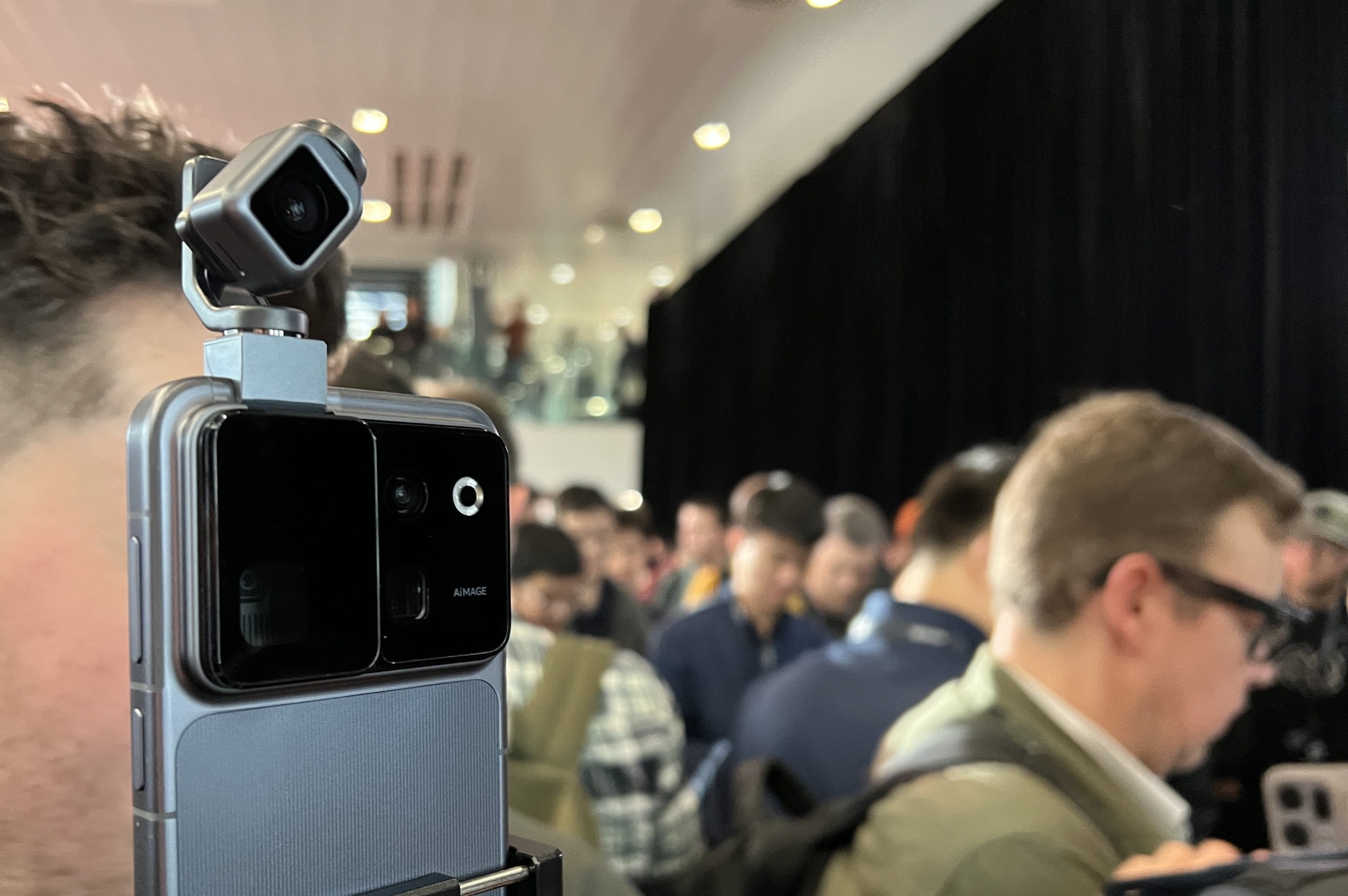 Il primo smartphone con un braccio robotico: come funziona il Robot Phone di Honor