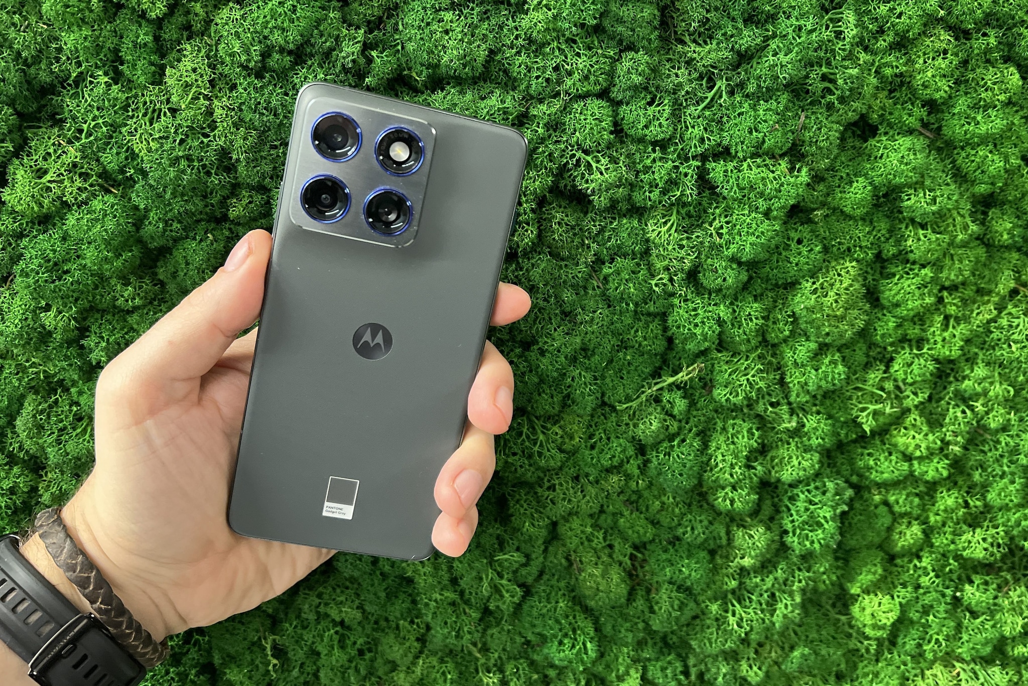 Uno smartphone che pesa solo 159 grammi: la prova a Dublino di Motorola Edge 70