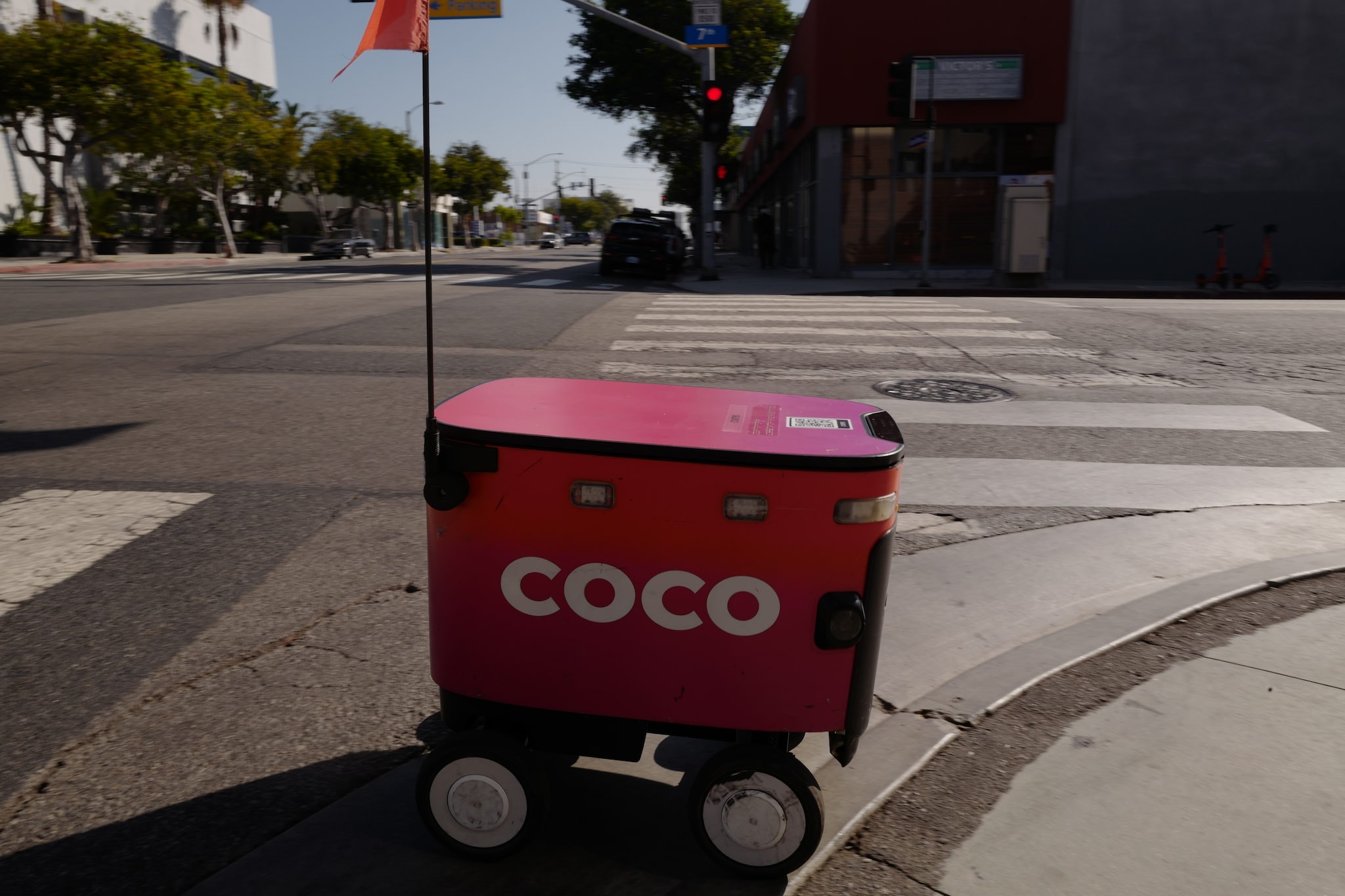 Un robot–fattorino di Coco Robotics