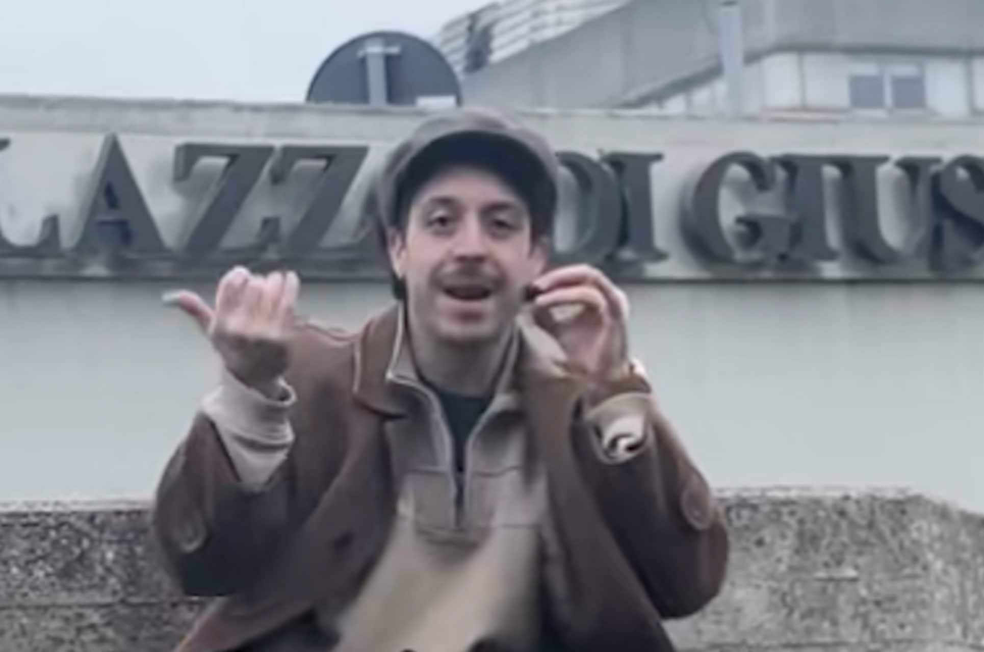 Voti agli outfit dei preti e recensioni delle messe: chi è Taylor Ragazzini, indagato per vilipendio