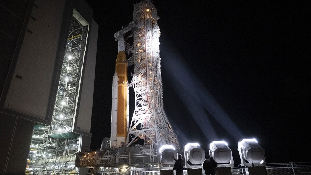 Razzo Space Launch System e capsula Orion della NASA sulla rampa di lancio per la missione Artemis II al Kennedy Space Center