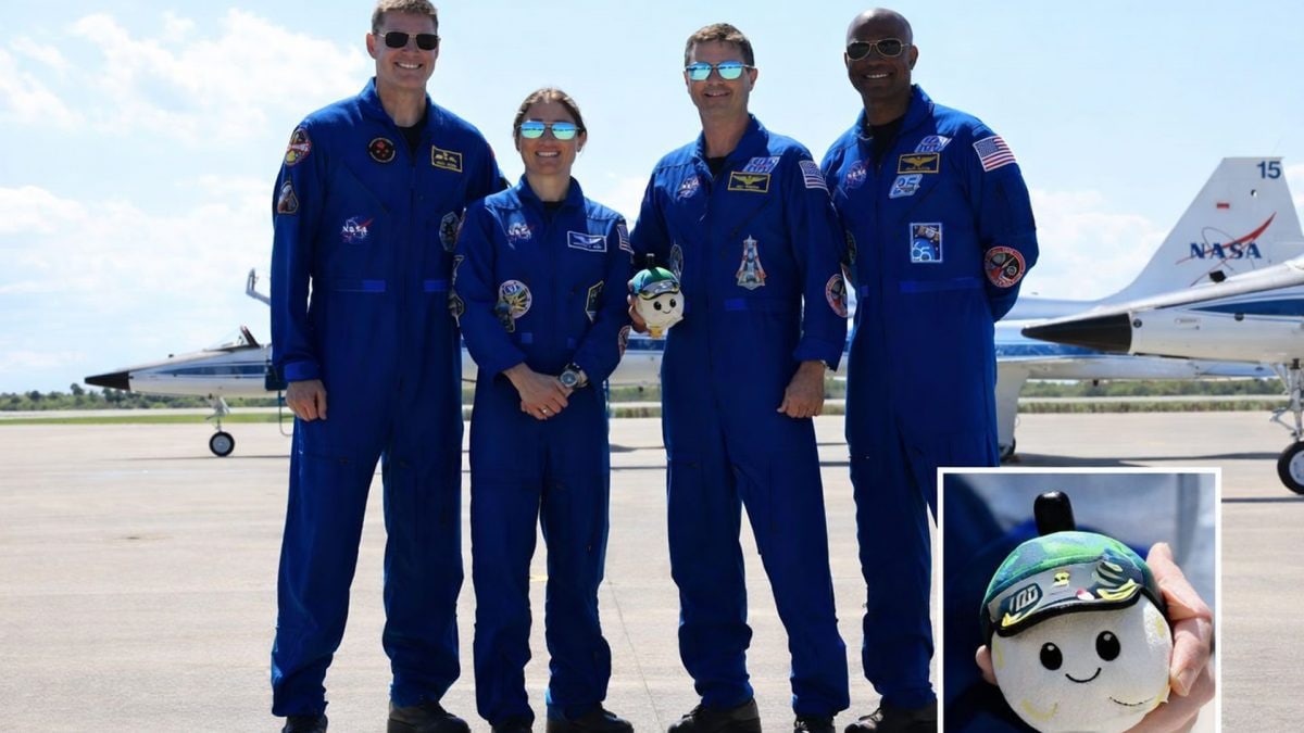 Astronauti Artemis II NASA mascotte Rise Apollo 8 Kennedy Space Center