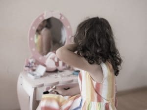 La nuova ossessione dei bambini per la skincare non è un gioco: i rischi della cosmeticoressia