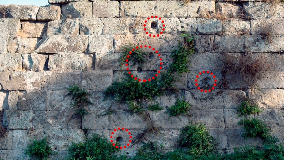 Le cavità nelle mura di Pompei probabilmente provocate da un Polybolos. Credit: Heritage / S.B.