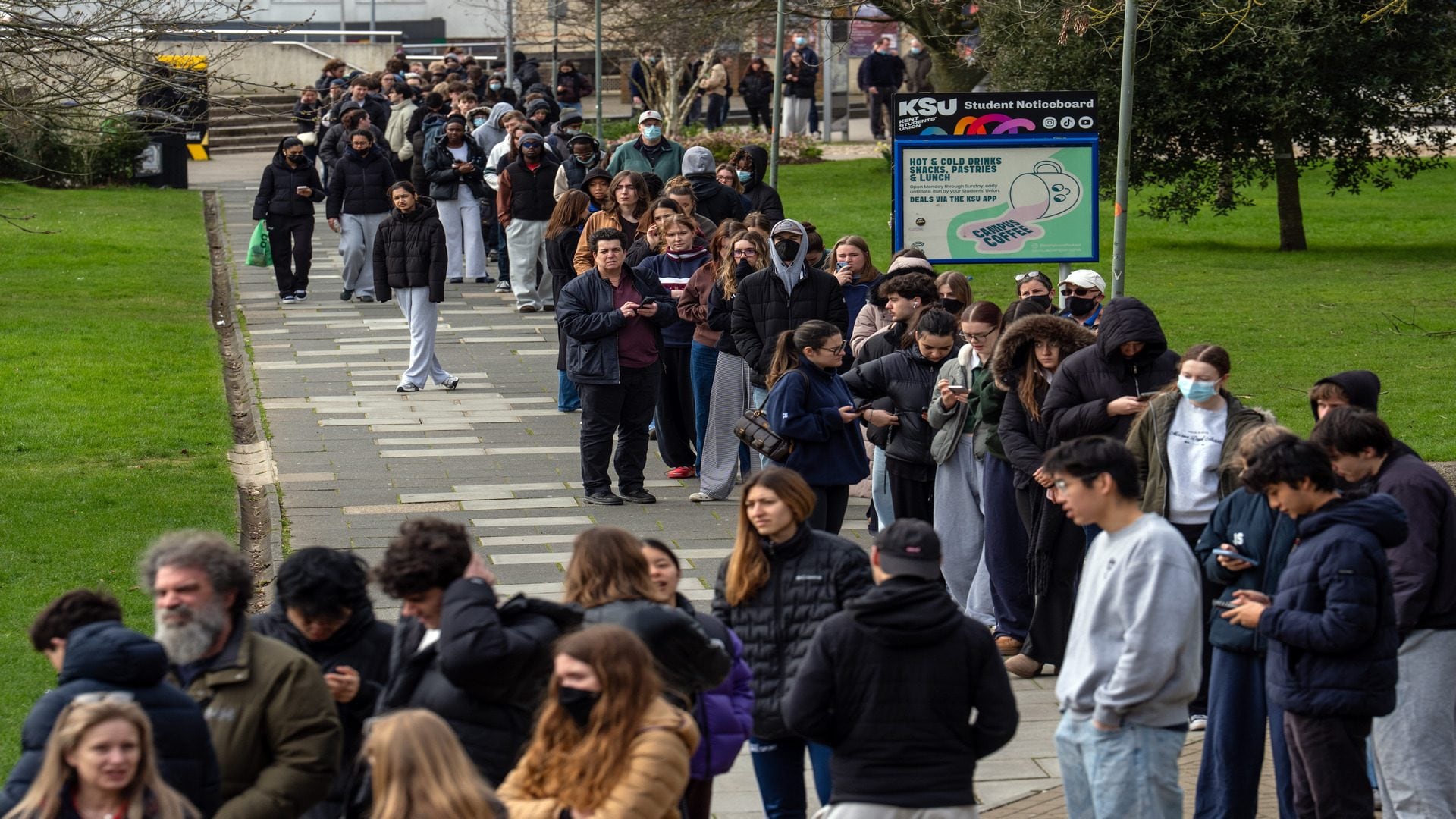 I ragazzi in fila per la vaccinazione. Credit: Getty