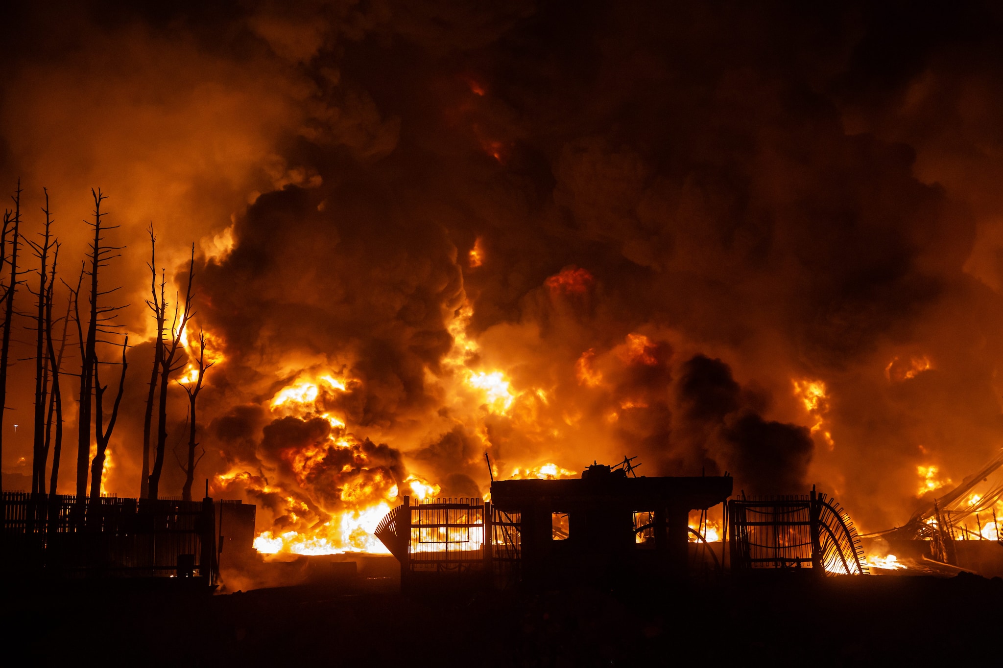 La nuvola nera che si è alzata sopra Teheran: dal cielo cade pioggia acida con petrolio