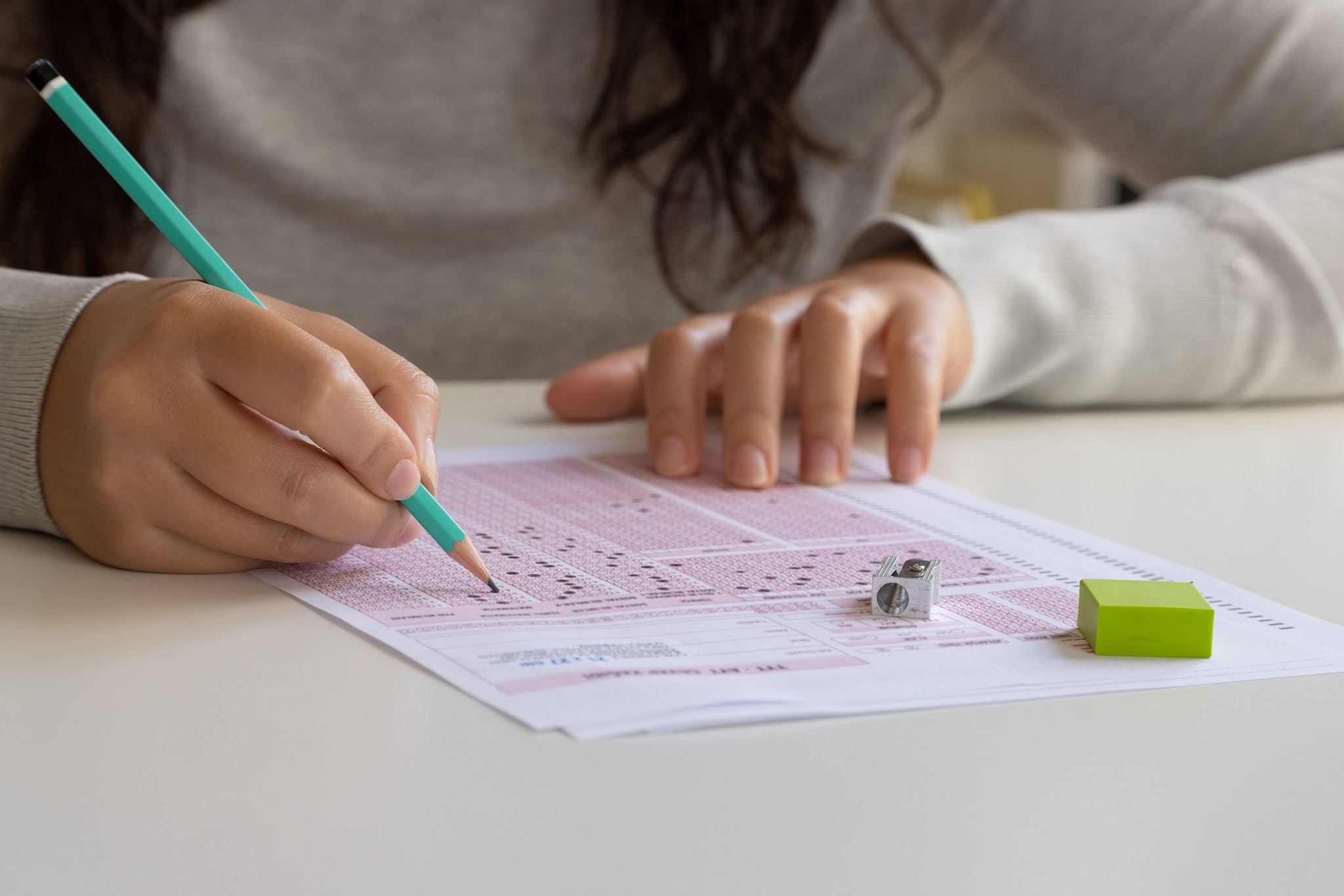 Arrivano i jammer anti truffa per l'esame teorico della patente: come funzionano e cosa cambia nelle aule