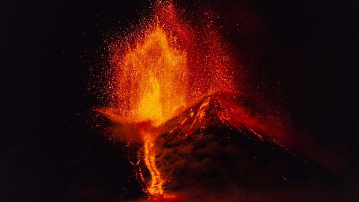 Fontane di lava durante un’eruzione dell’Etna. Un nuovo studio pubblicato su Nature Communications descrive il segnale “jerk”, una variazione nella deformazione del suolo che potrebbe aiutare a prevedere le eruzioni vulcaniche e che sarà testata sul vulcano siciliano.