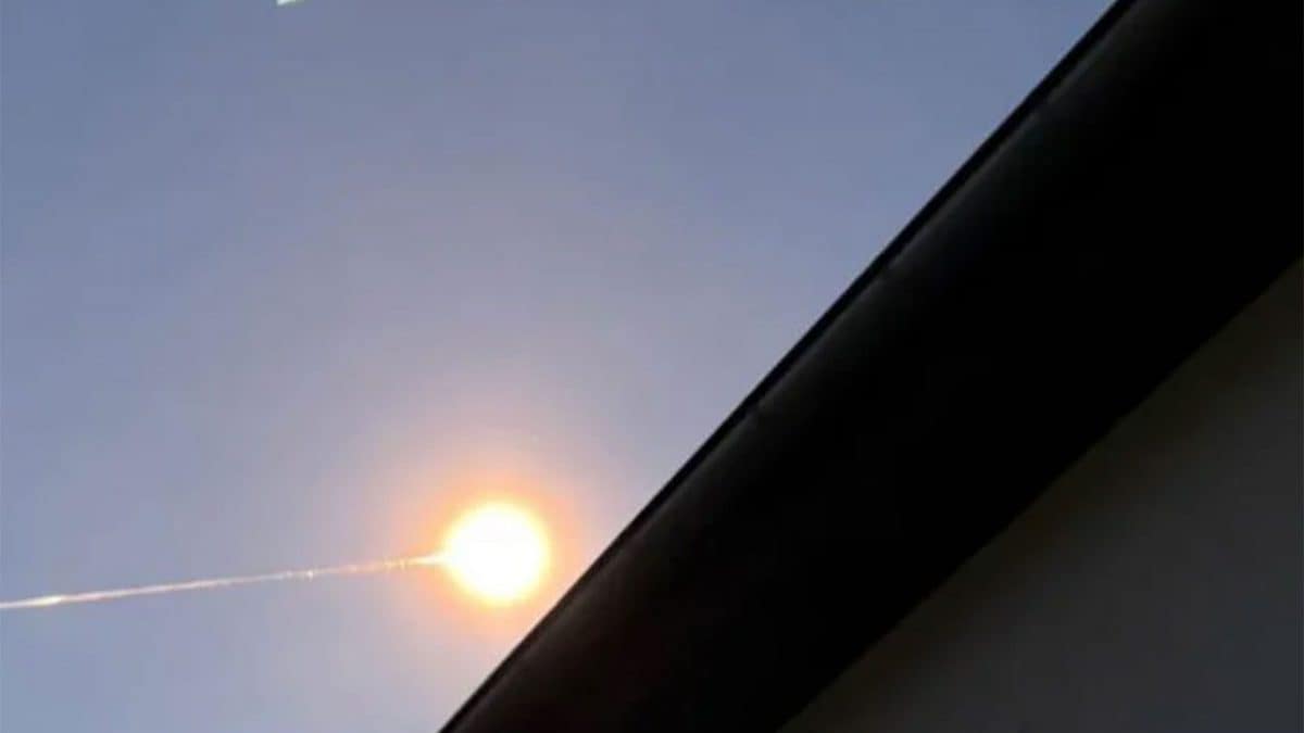 Il bolide luminoso osservato nei cieli dell’Europa occidentale l’8 marzo 2026, fotografato da un testimone in Germania / Credit: mein–Simmertal.de/Facebook