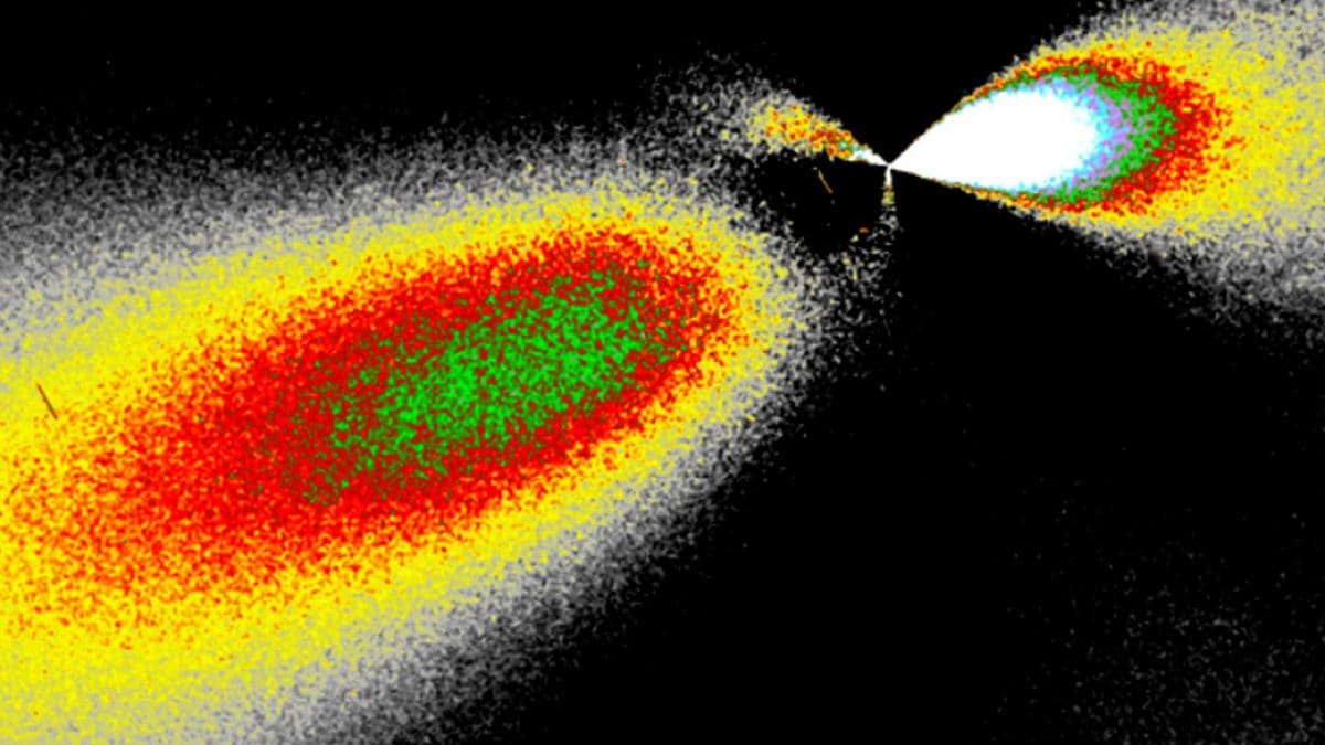 I getti di 3I/ATLAS, con la prominente anticoda. Credit: Avi Loeb/Toni Scarmato