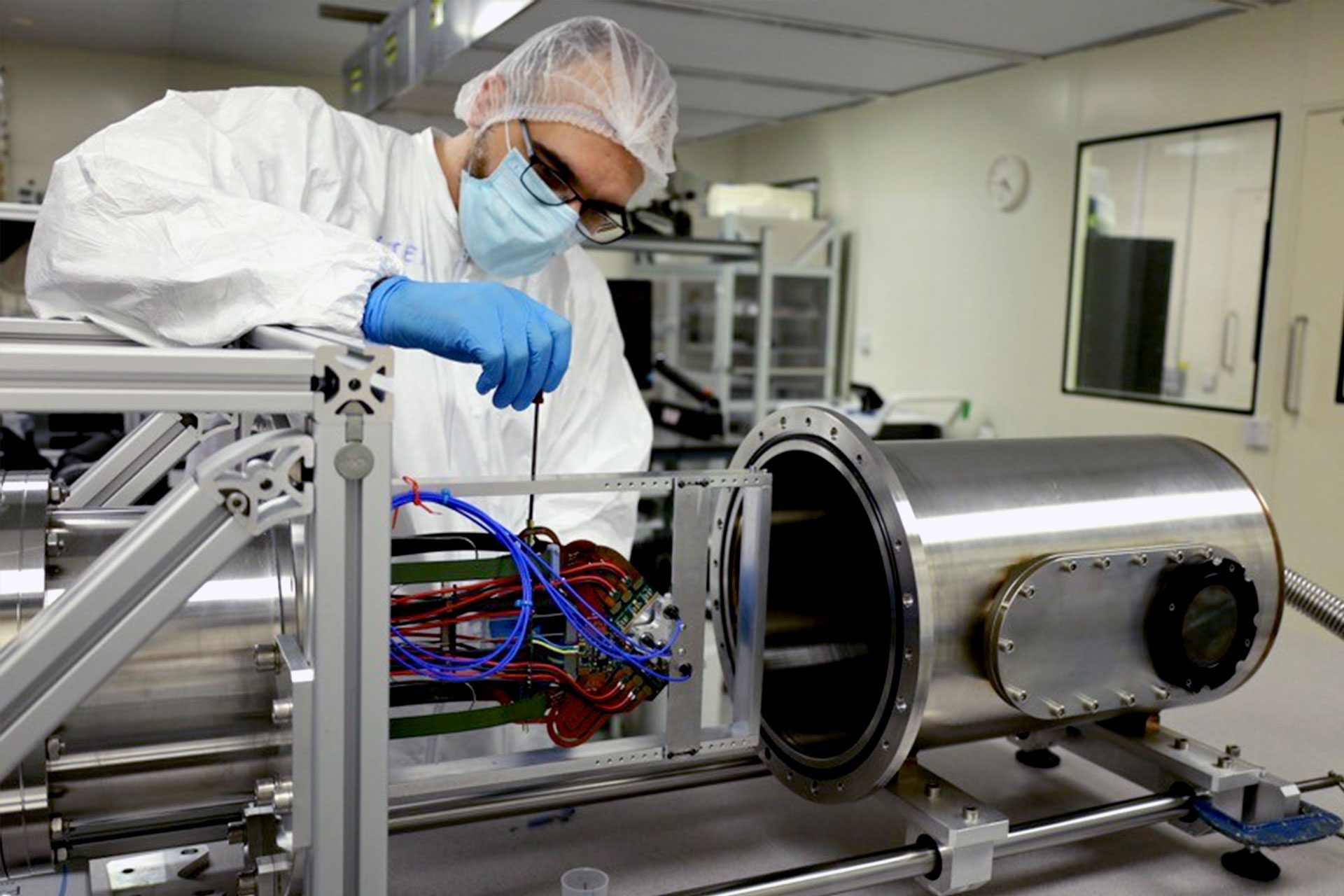 Il dottor Stefano De Capua testa i moduli del rivelatore al silicio dell’esperimento LHCb nelle camere bianche del laboratorio Schuster dell’Università di Manchester / Credit: Amy O’Connor / STFC UKRI