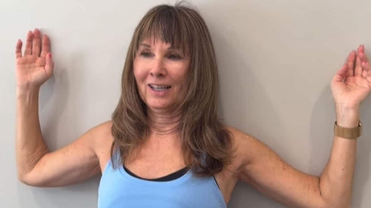 La personal trainer Janet Osbourne, 65 anni, mostra uno dei tre esercizi che consiglia di eseguire ogni giorno per mantenere mobilità e forza. Credit: @janetosbornefitness / Instagram