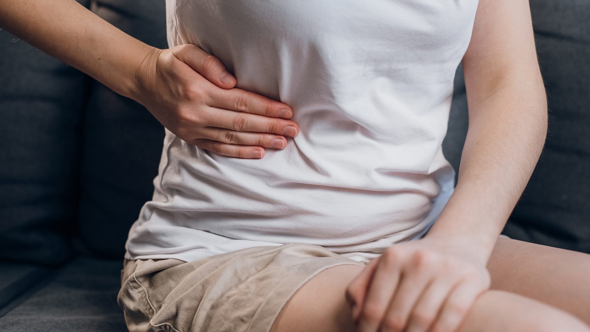 Urine scure, feci grigie e pelle gialla: sintomi e segni dell'Epatite A, l'infezione virale del fegato