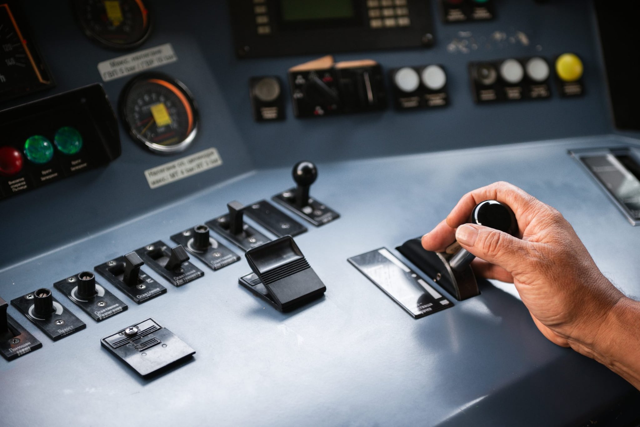 Cos'è e come funziona il sistema "uomo morto" su un tram: possibile malfunzionamento nell'incidente di Milano