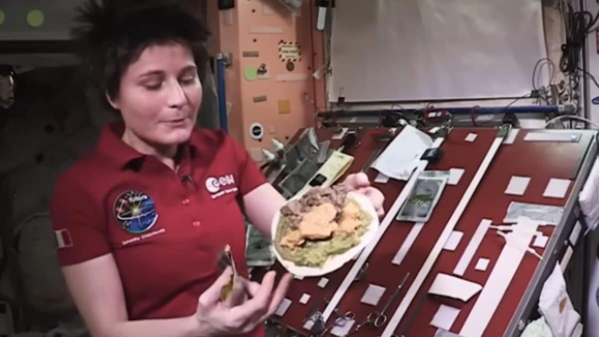 Europea Space Agency (ESA) | Samantha Cristoforetti durante un pasto a bordo della Stazione Spaziale Internazionale nel 2015