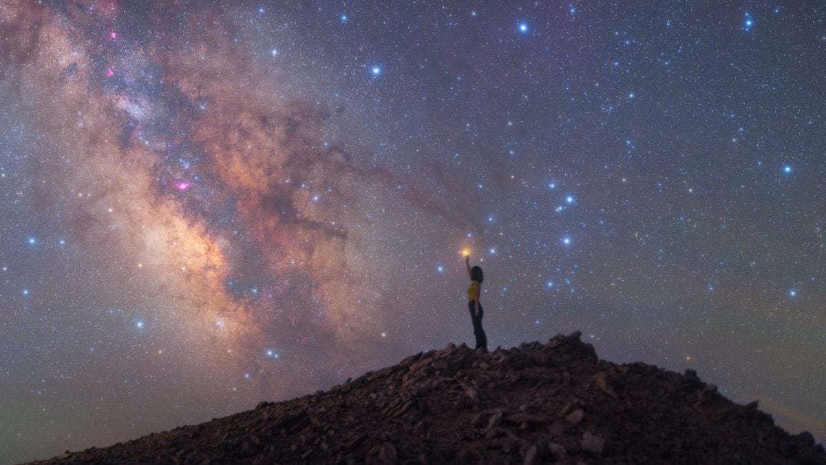 Via Lattea nel cielo notturno sopra un osservatore, simbolo della ricerca di civiltà extraterrestri.