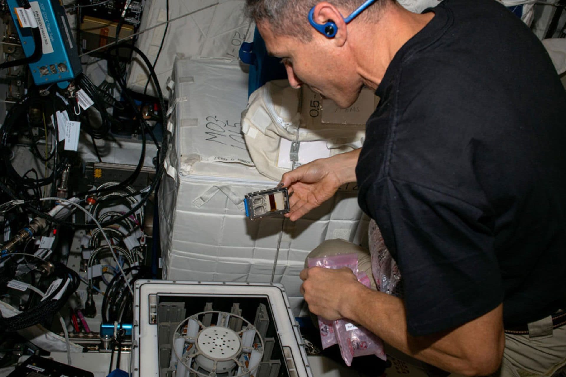 L’astronauta della NASA Michael Scott Hopkins conduce l’esperimento in microgravità a bordo della Stazione Spaziale Internazionale. Credit: Cornell University