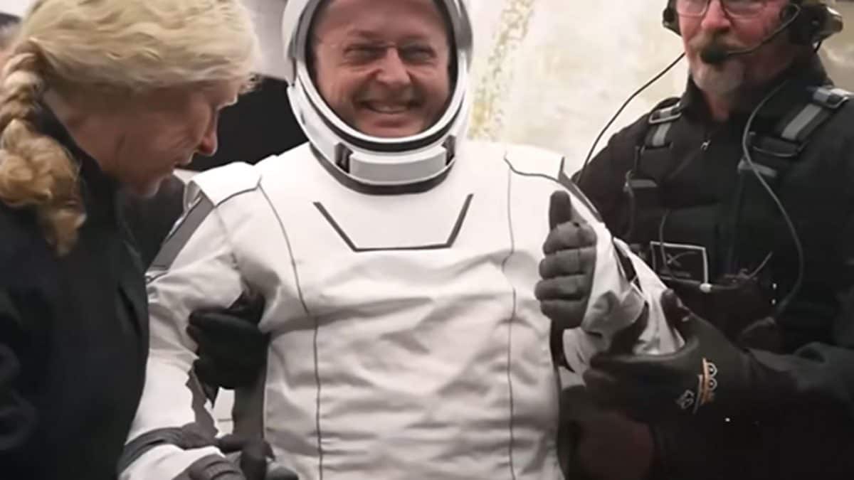 Mike Fincke, 58 anni, subito dopo il rientro sulla Terra: l’astronauta ha raccontato per la prima volta il malore improvviso che ha portato al rientro anticipato dalla ISS. Credit: NASA