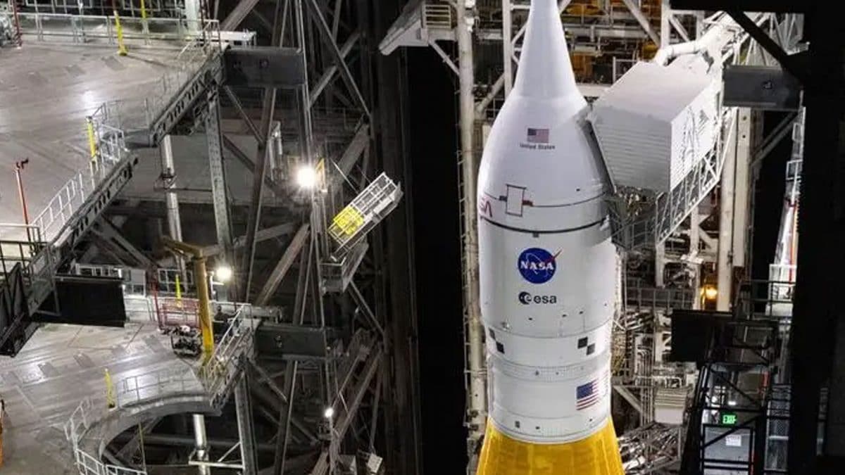 Razzo SLS della missione Artemis II con la capsula Orion nel Vehicle Assembly Building del Kennedy Space Center