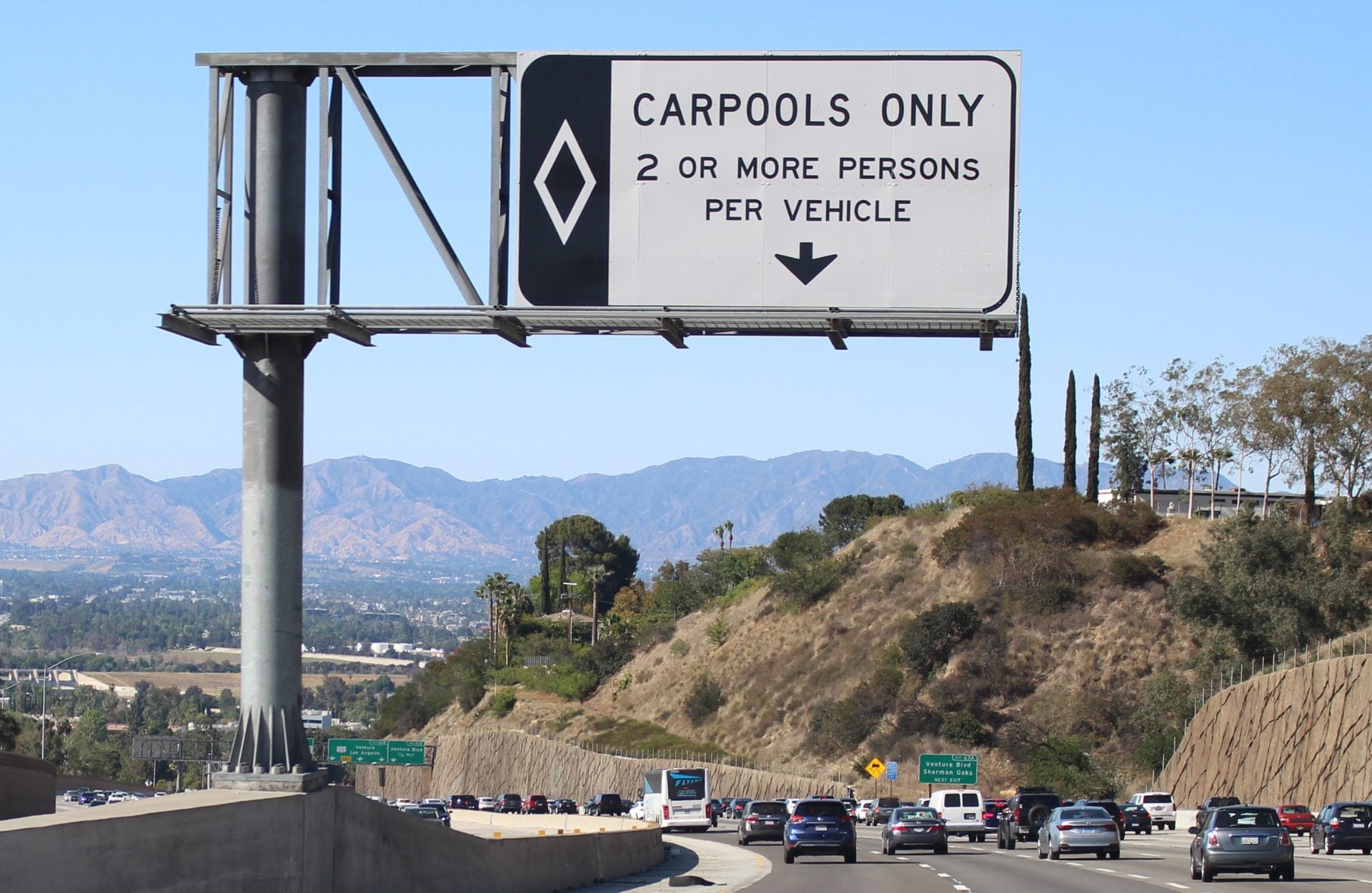 Ipotesi nuovo cartello stradale in Italia: il rombo bianco su sfondo blu anche per favorire la sostenibilità