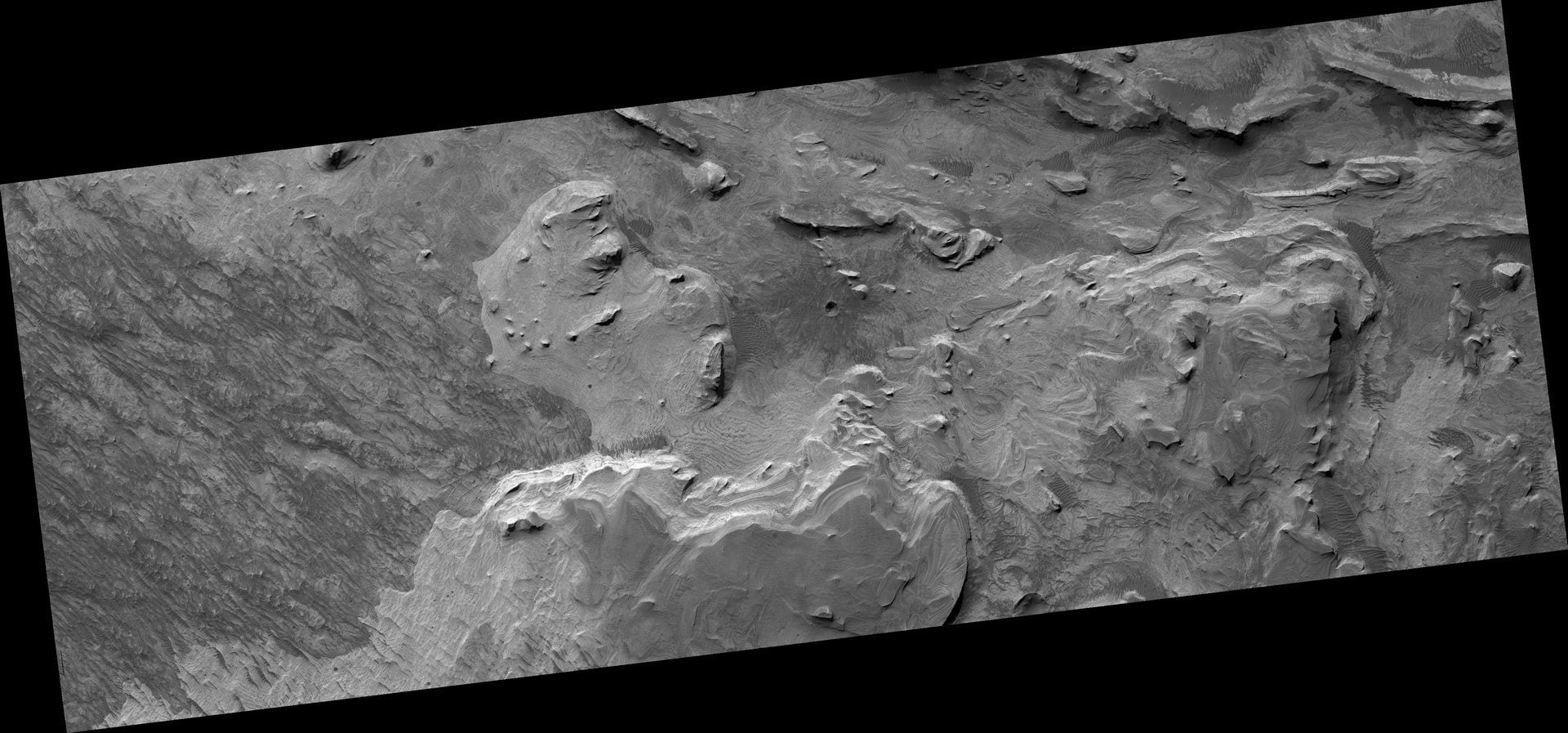 Una ripresa complessiva della valle Candor Chasma. Il tetraedro è visibile al limite del lato destro. Credit: NASA/JPL–Caltech/UArizona