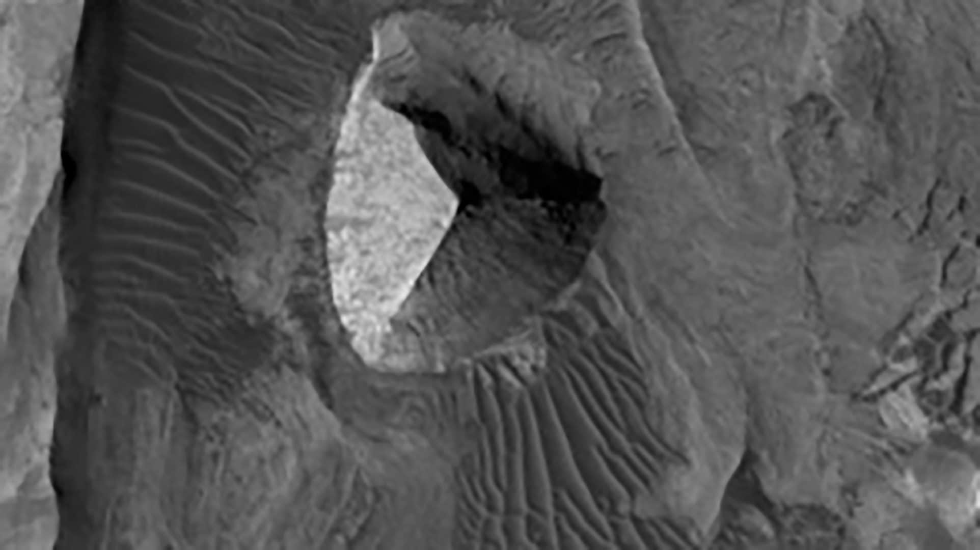 Il Tetraedro di Candor, con le increspature eoliche nei suoi pressi. Credit: NASA/JPL–Caltech/UArizona