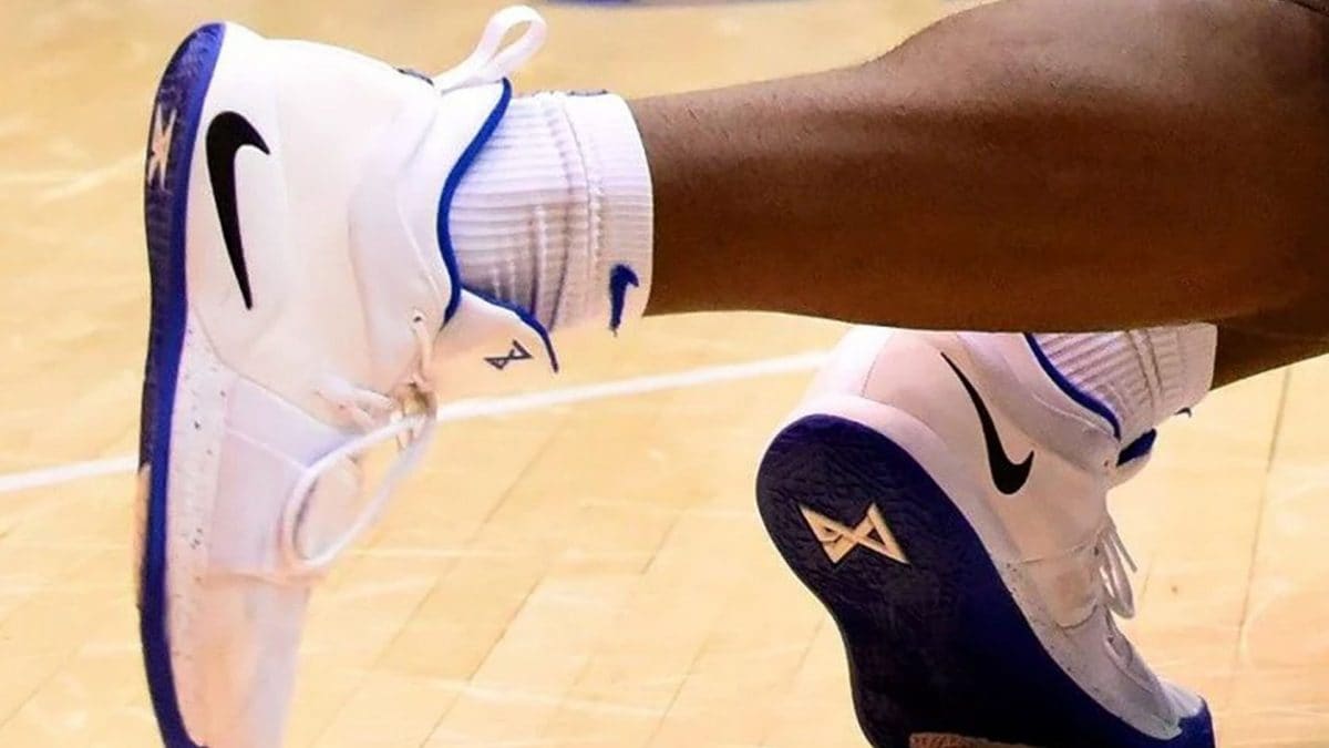 Lo stridio delle scarpe da basket sul parquet non è solo attrito: la suola si deforma e vibra a una frequenza precisa.