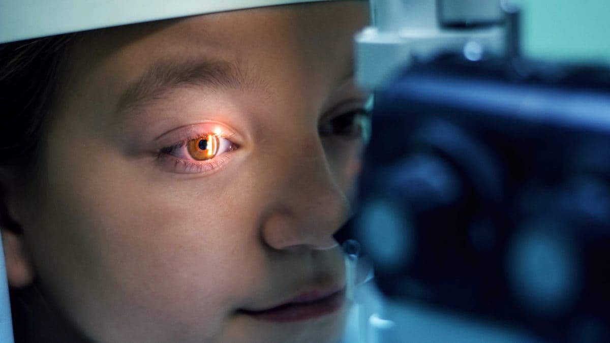 Visita oculistica con luce sulla pupilla: la NAION, o “ictus oculare”, è una rara complicanza associata alla semaglutide