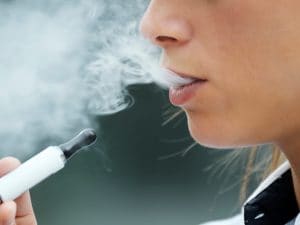 “È probabile che le sigarette elettroniche causino il cancro orale e ai polmoni”: lo rivela analisi di 100 studi