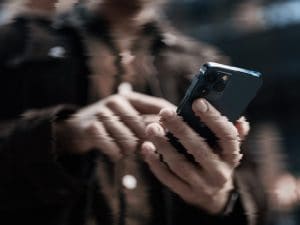 “Mi ha chiesto di uscire con lui, ma ha usato ChatGPT”: i rischi del social offloading per i giovani