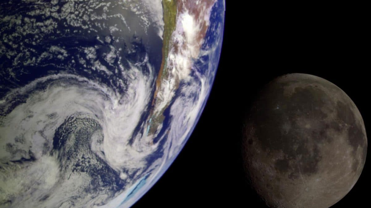 Vista della Terra e della Luna nello spazio, dove è stata scoperta una cavità di radiazione dei raggi cosmici