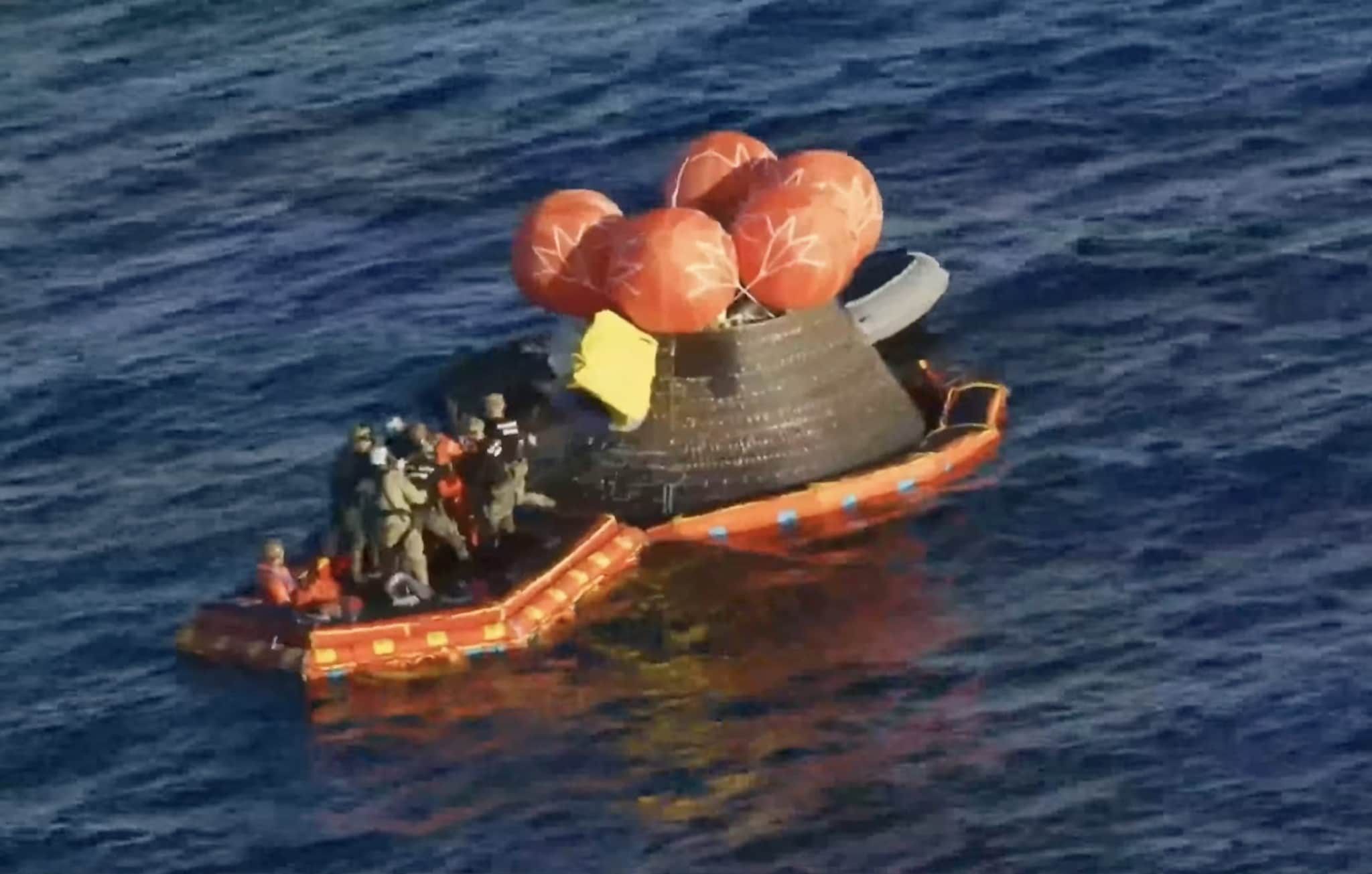 Artemis II NASA, missione finita: gli astronauti fuori dalla capsula Orion dopo l'ammaraggio nel Pacifico