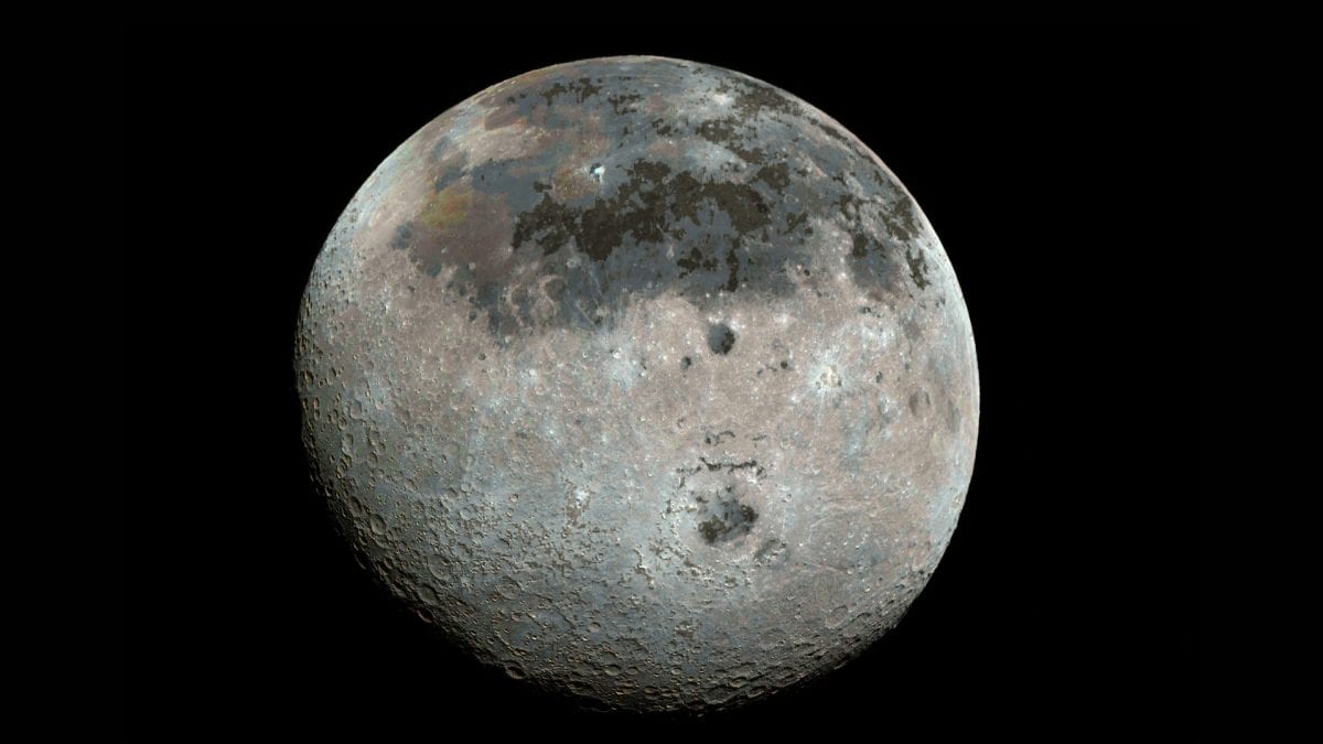 La foto della Luna condivisa dalla Nasa con i colori saturati nella versione del fotografo Damian Peach