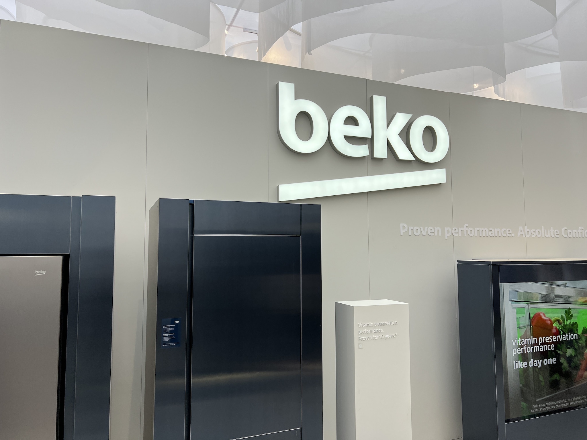 La tecnologia che scompare nei mobili: Beko arriva al Salone del Mobile con un megastand