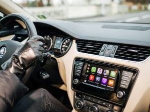 ChatGPT si potrà usare anche durante la guida: l’app arriva su CarPlay