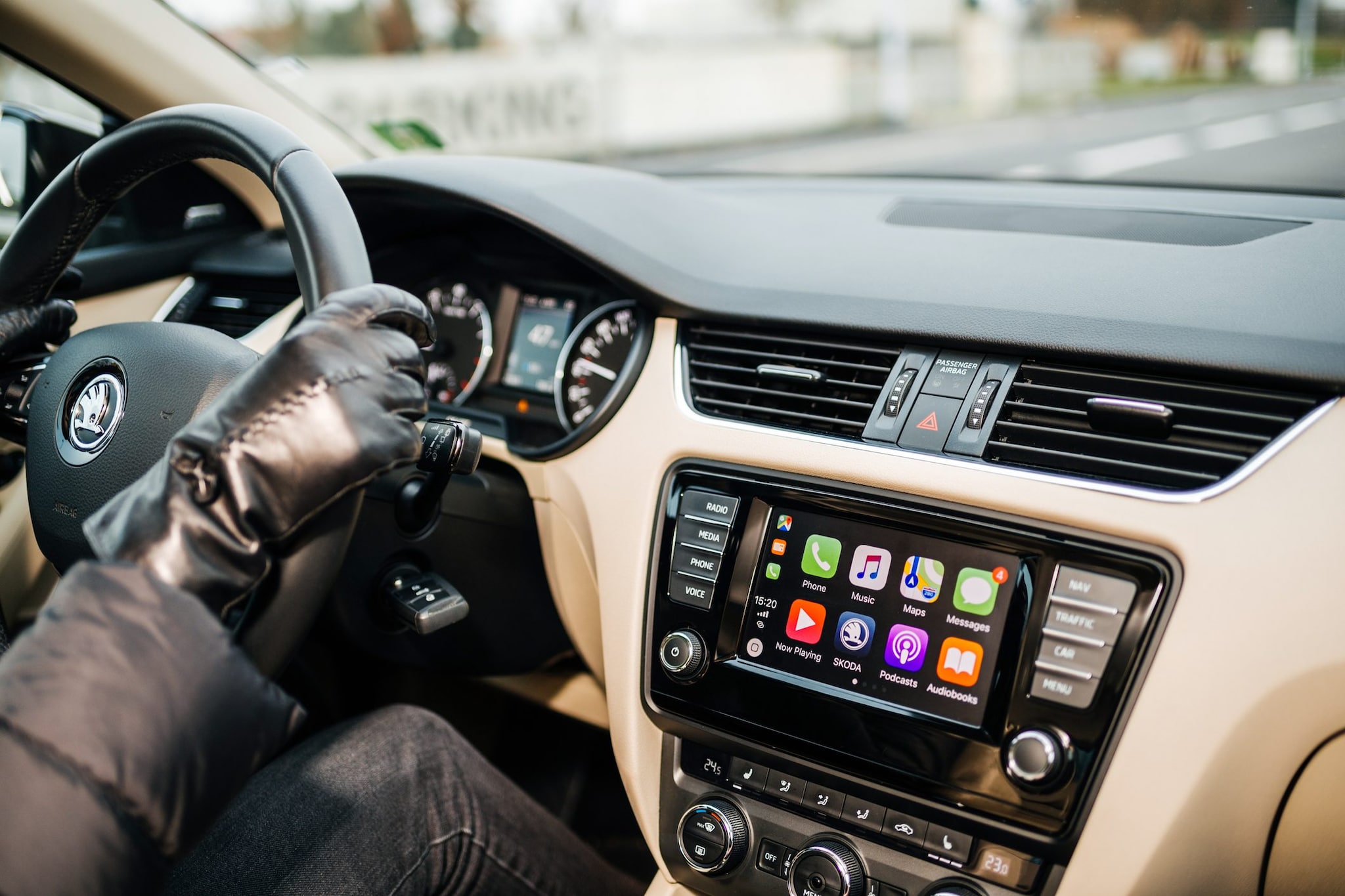 ChatGPT si potrà usare anche durante la guida: l'app arriva su CarPlay