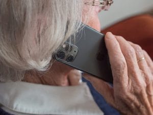 Truffata con un’app, donna anziana mette 200.000 euro in Lino Maialino Salva Soldino: persi tutti