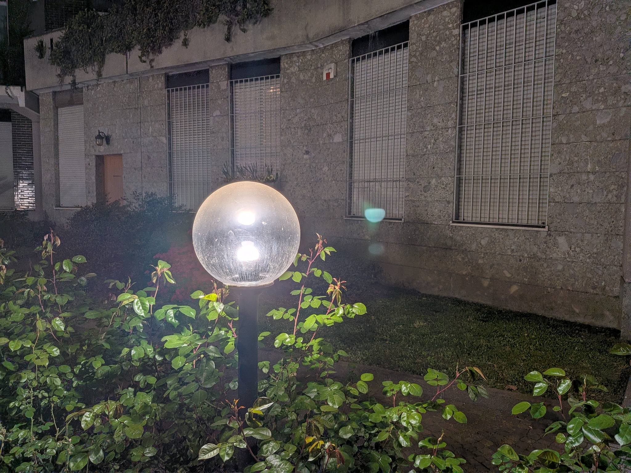 FANPAGE.IT | Prova fotografica Pixel 10a: contrasto con luce artificiale