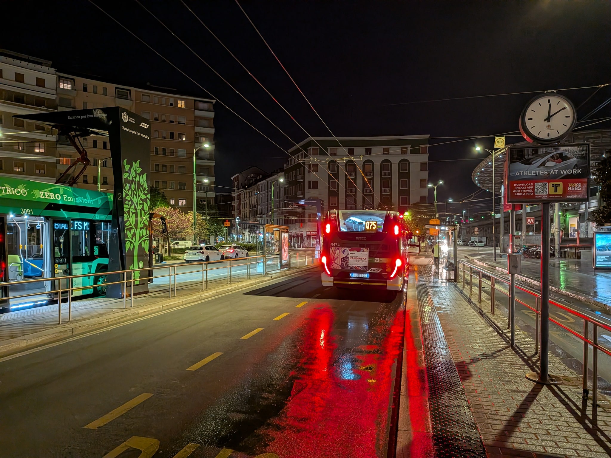 FANPAGE.IT | Prova fotografica Pixel 10a: paesaggio notturno urbano