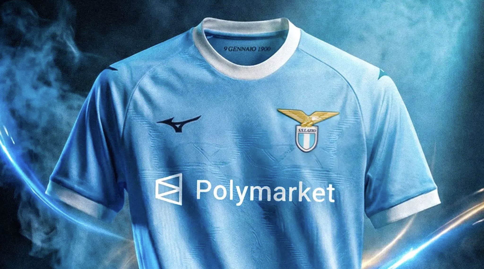 Un sito che era stato vietato in Italia è diventato lo sponsor della Lazio: ora Polymarket è sulla maglia