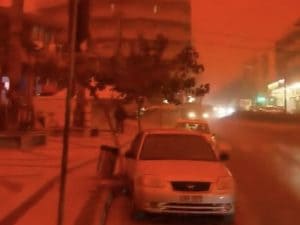 Il cielo sopra Creta diventa rosso sangue: l’effetto causato da una forte tempesta di sabbia