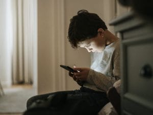 Governo Meloni al lavoro per chiudere social e piattaforme video ai ragazzi: la soglia è 15 anni