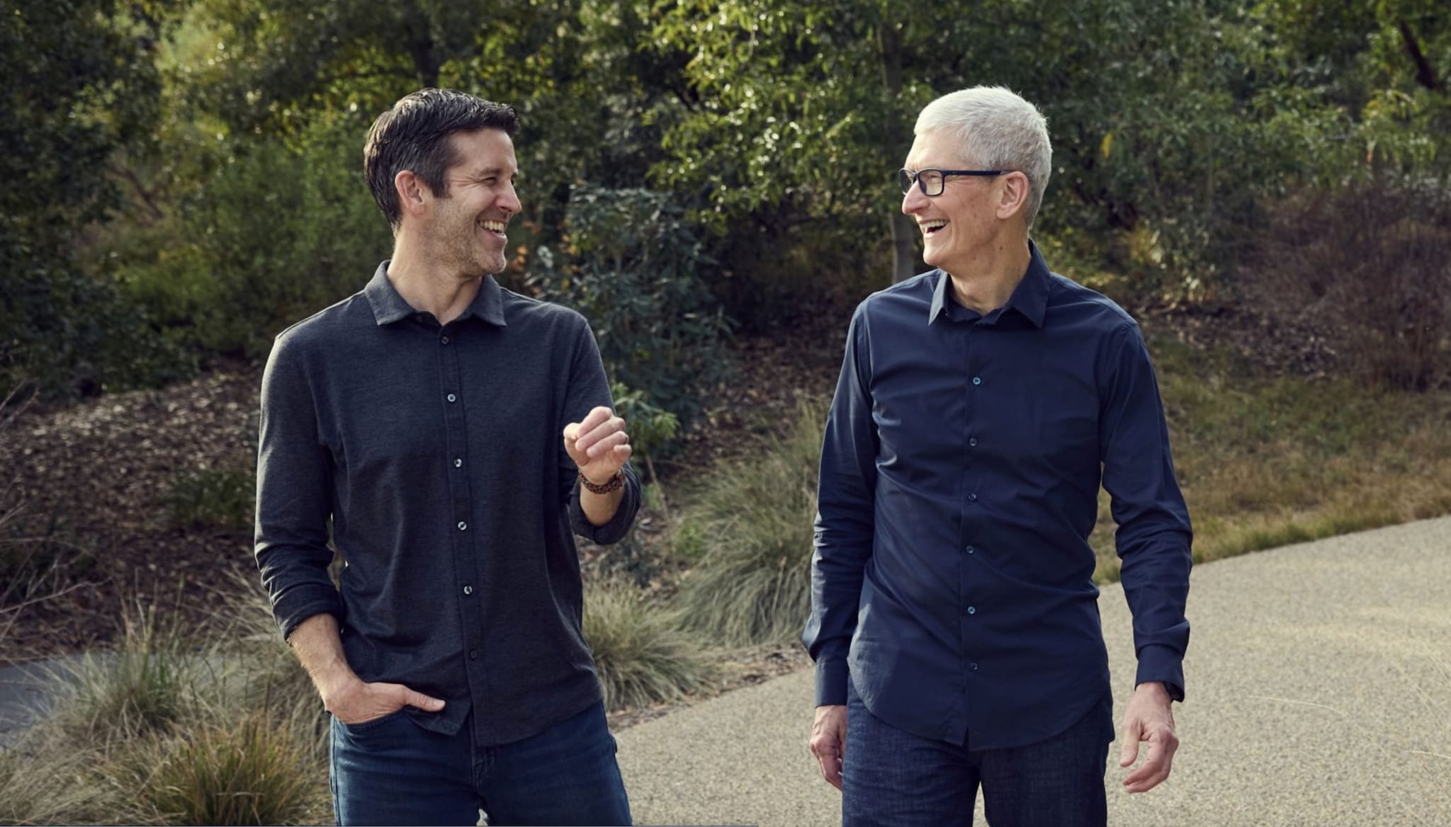 Il passo indietro di Tim Cook, l'erede di Steve Jobs non è più Ceo di Apple: al suo posto John Ternus