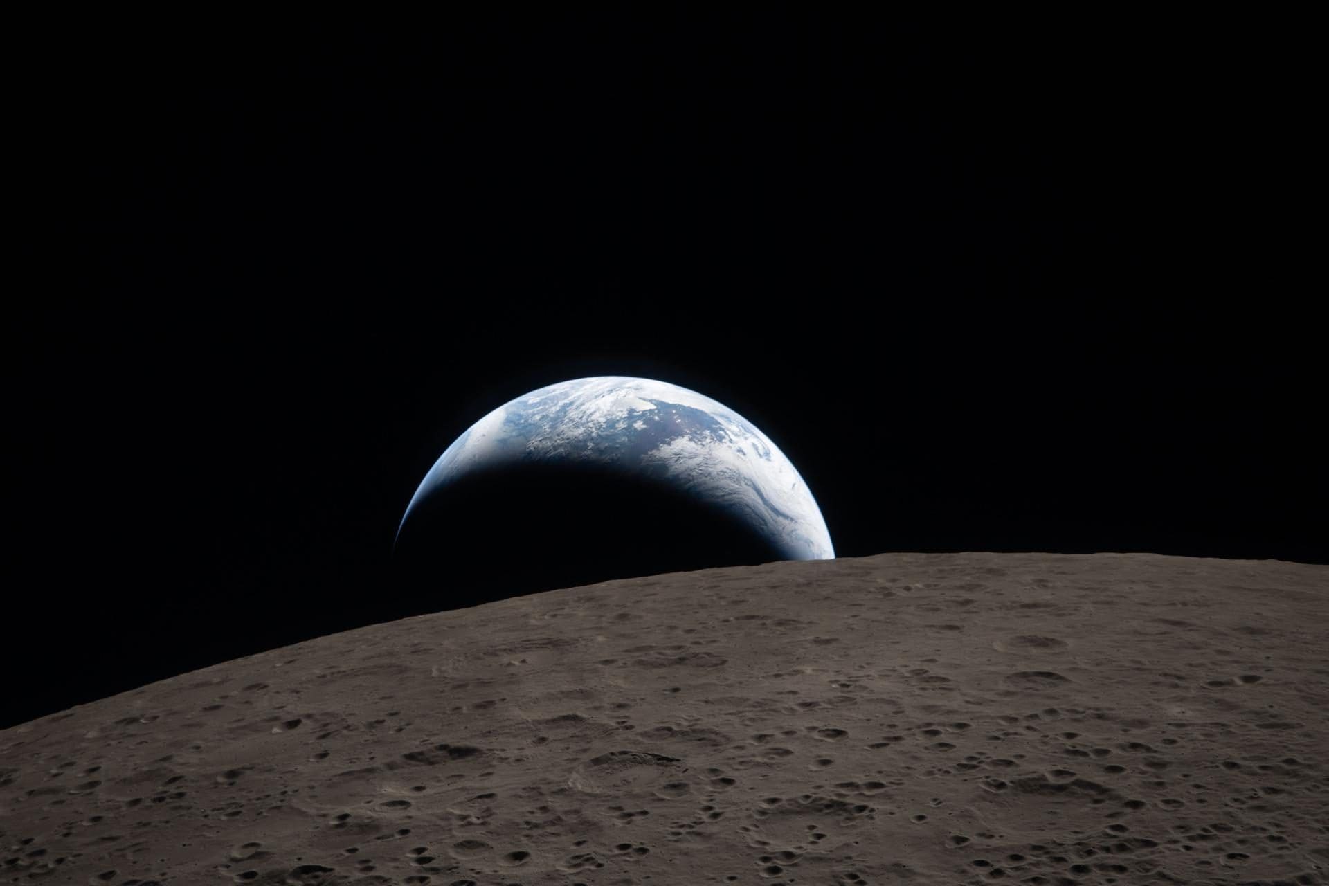 Il “tramonto terrestre” osservato dall’equipaggio di Artemis II: la Terra scompare dietro la superficie craterizzata della Luna durante il sorvolo del 6 aprile 2026. Credit: NASA