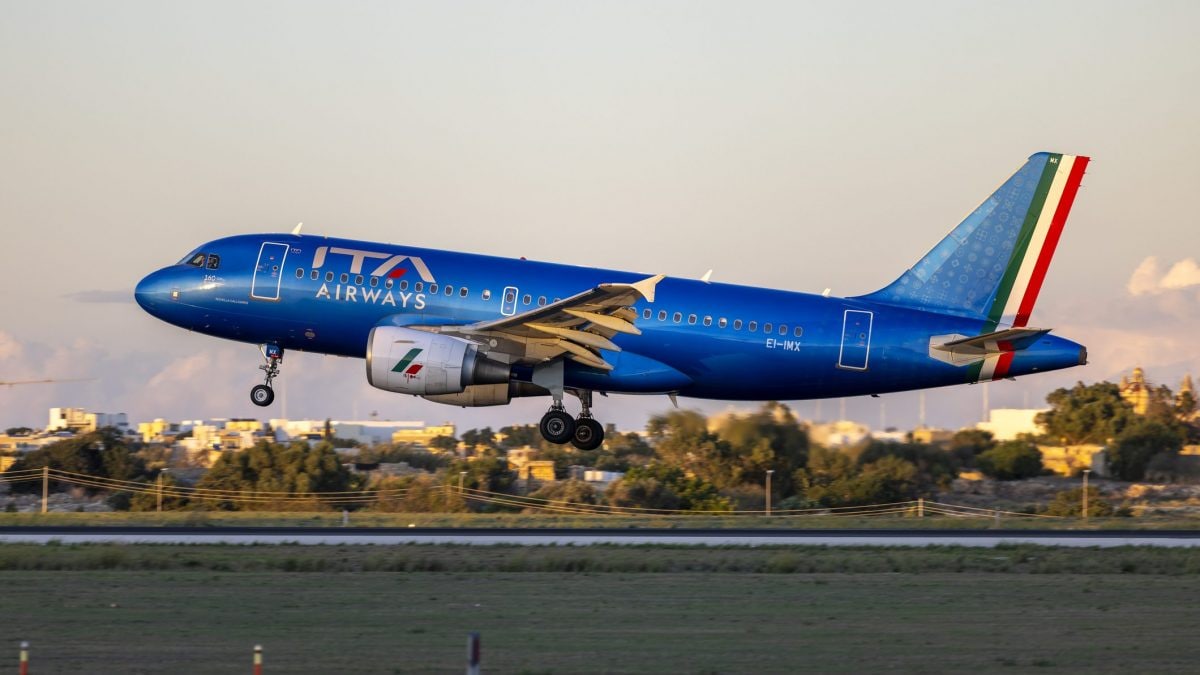 Aereo ITA Airways durante atterraggio, caso attacco hacker e dati clienti Volare