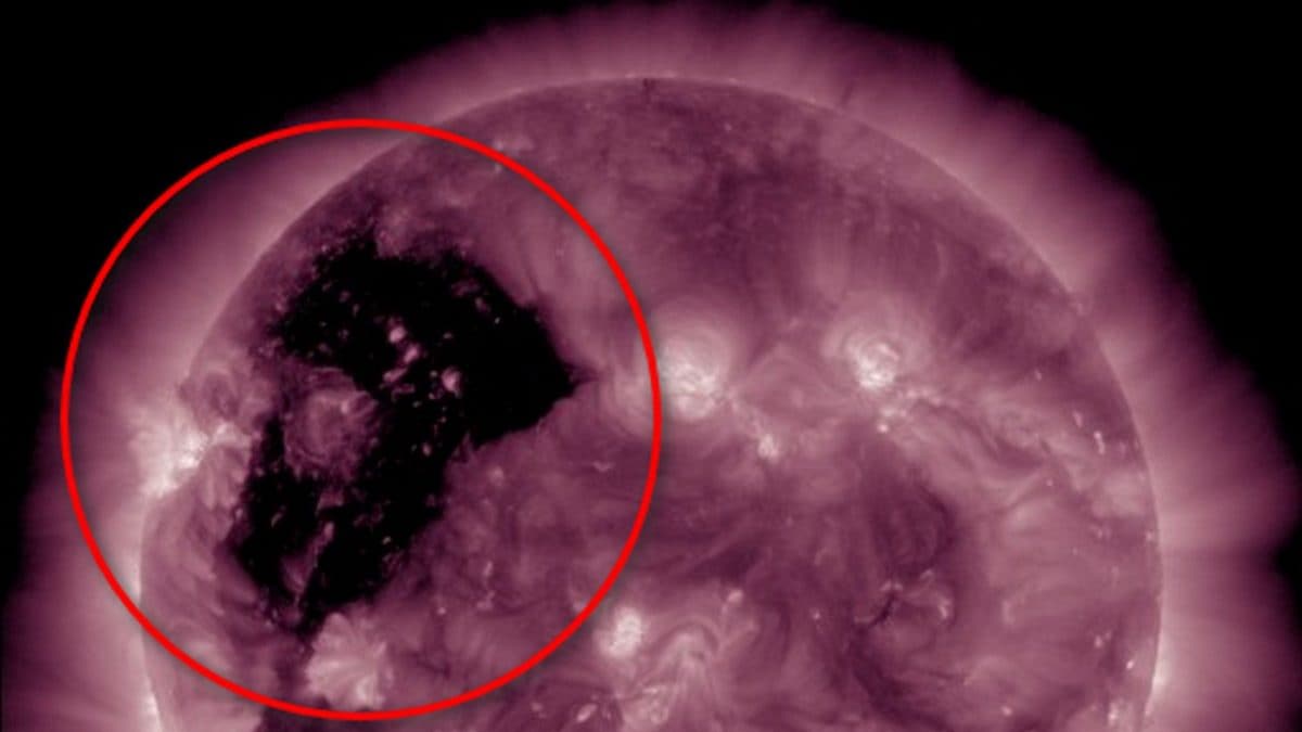 L’enorme buco coronale apparso sul Sole ad aprile 2026. L’immagine è stata catturata alle 06:48 ora italiana del 14 aprile. Credit: NASA/SDO/AIA
