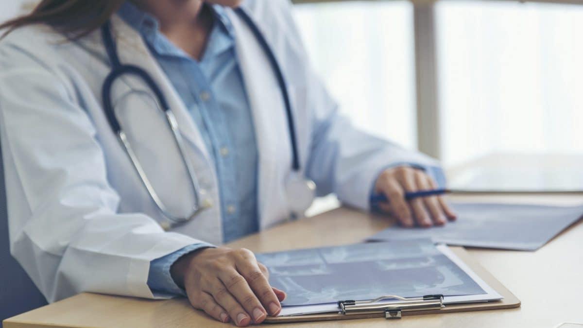 Una diagnosi di cancro al colon può arrivare anche in assenza di sintomi evidenti: lo screening resta fondamentale per individuarlo precocemente.