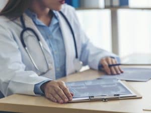 Cancro al colon, la diagnosi di Fiona Fleming: “Sono un medico di base, non pensavo potesse colpire me”