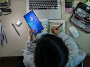 Adolescenti dipendenti dai chatbot, lo studio della Drexel University: “Tratti simili alle tossicodipendenze”