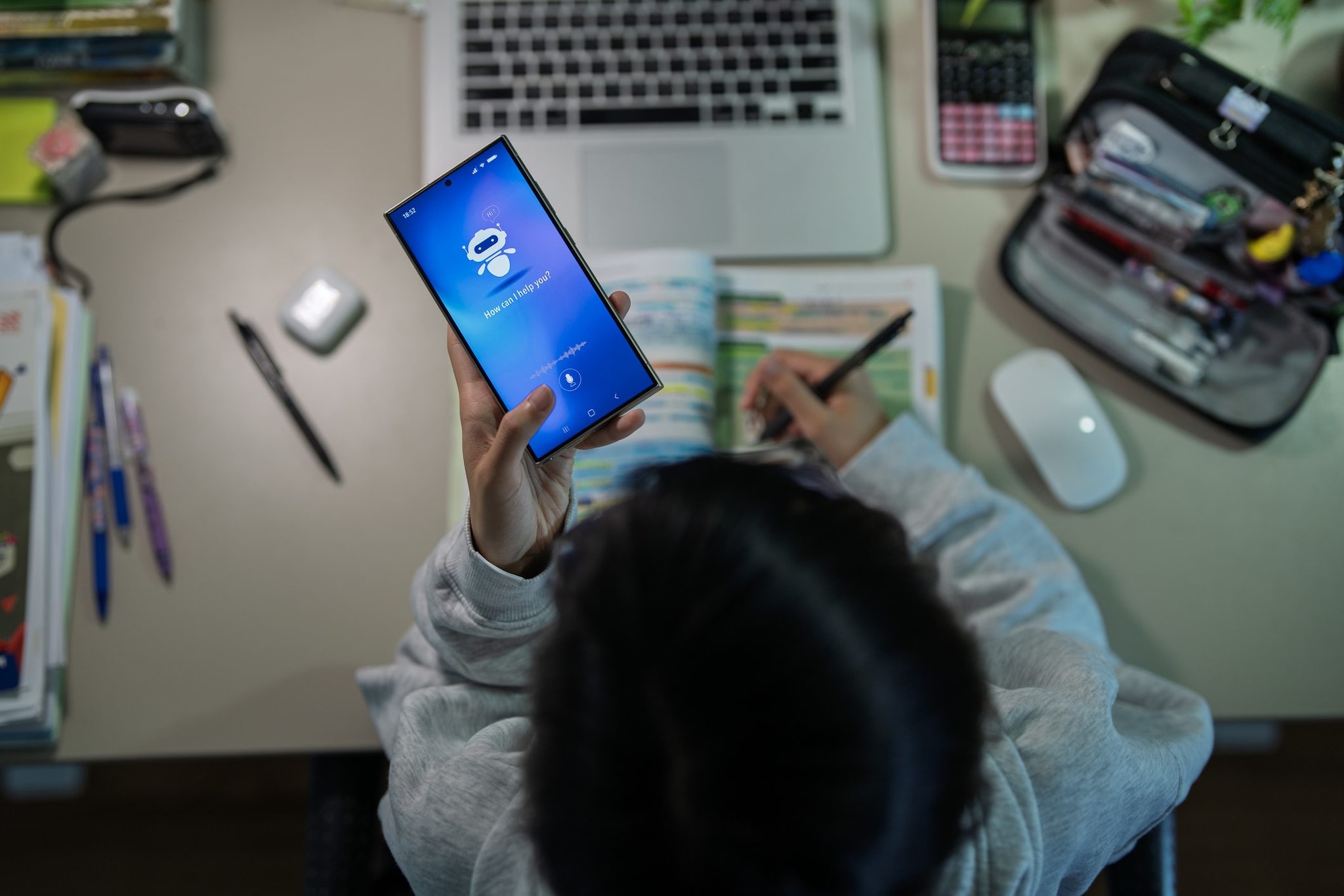 Adolescenti dipendenti dai chatbot, lo studio della Drexel University: "Tratti simili alle tossicodipendenze"